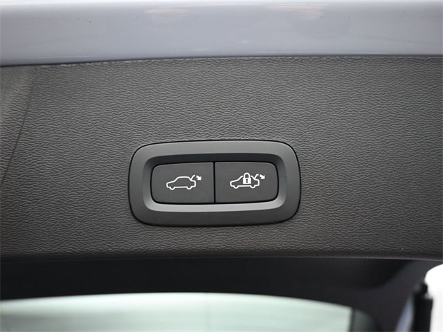Used 2024 Volvo XC40 B5 Ultimate w/ Protection Package Premier image 32