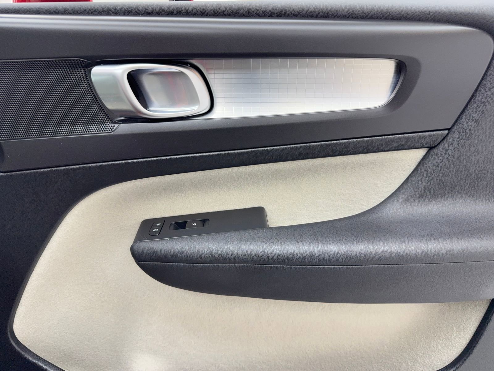 Used 2019 Volvo XC40 T4 Momentum image 45