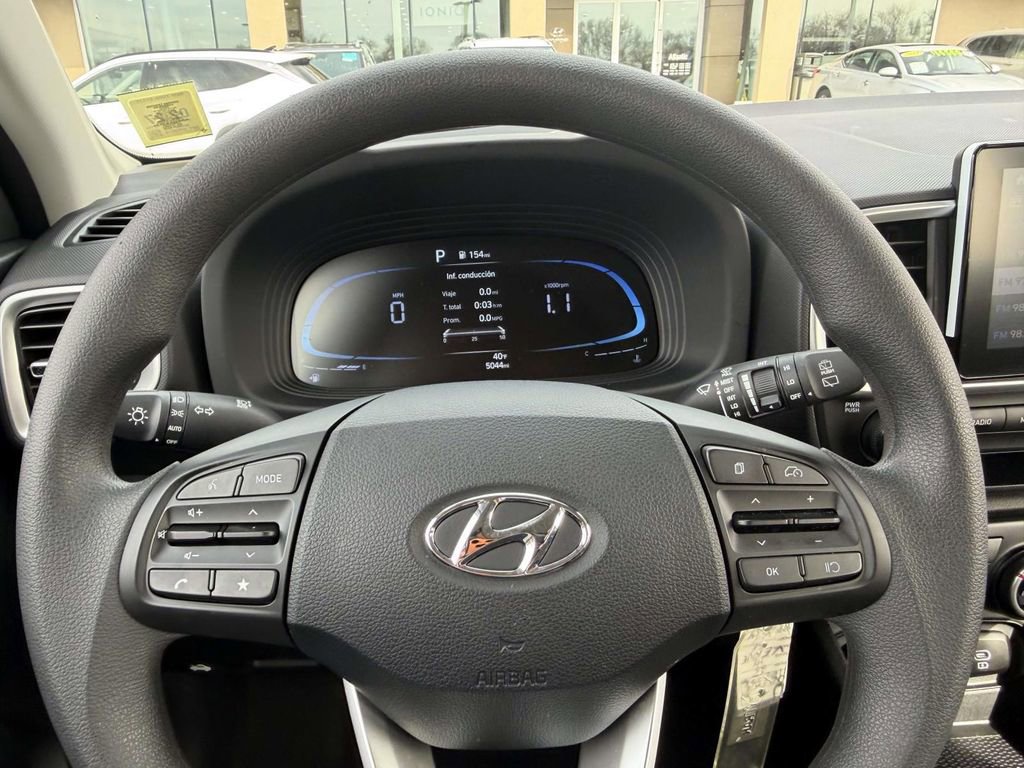 Certified 2025 Hyundai Venue SE image 30