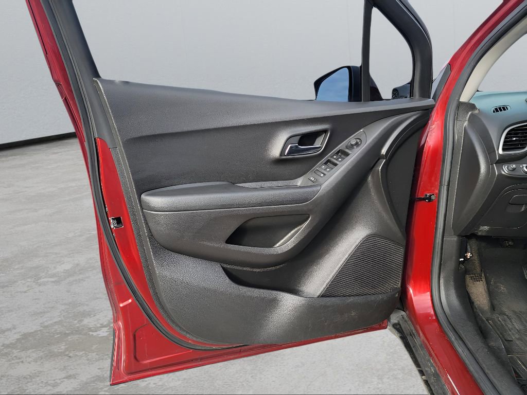 Used 2021 Chevrolet Trax LT w/ LT Convenience Package AWD/4WD image 9