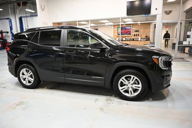 Used 2022 GMC Terrain SLE w/ Driver Convenience Package image 4