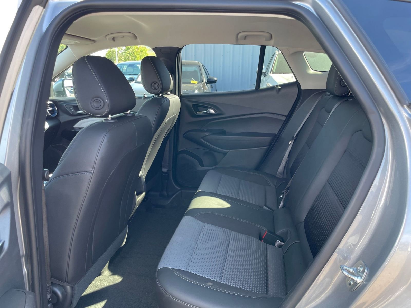 Used 2025 Chevrolet Trax LT w/ LT Convenience Package FWD image 25