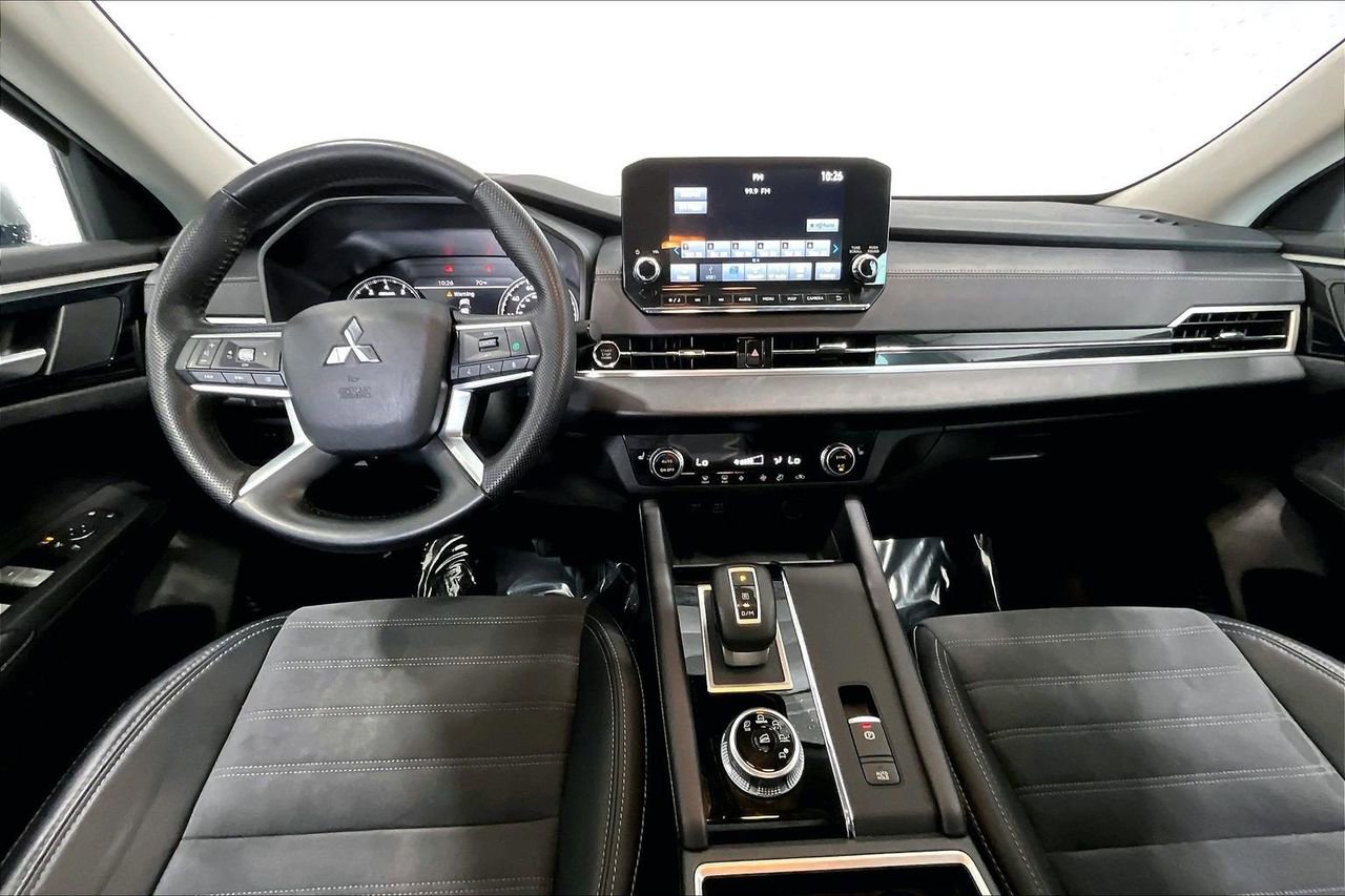 Used 2023 Mitsubishi Outlander SE image 15