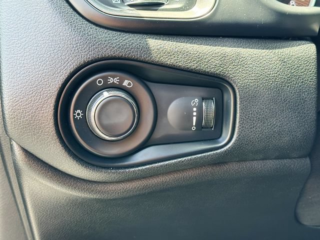 Used 2023 Jeep Renegade Latitude AWD/4WD image 11