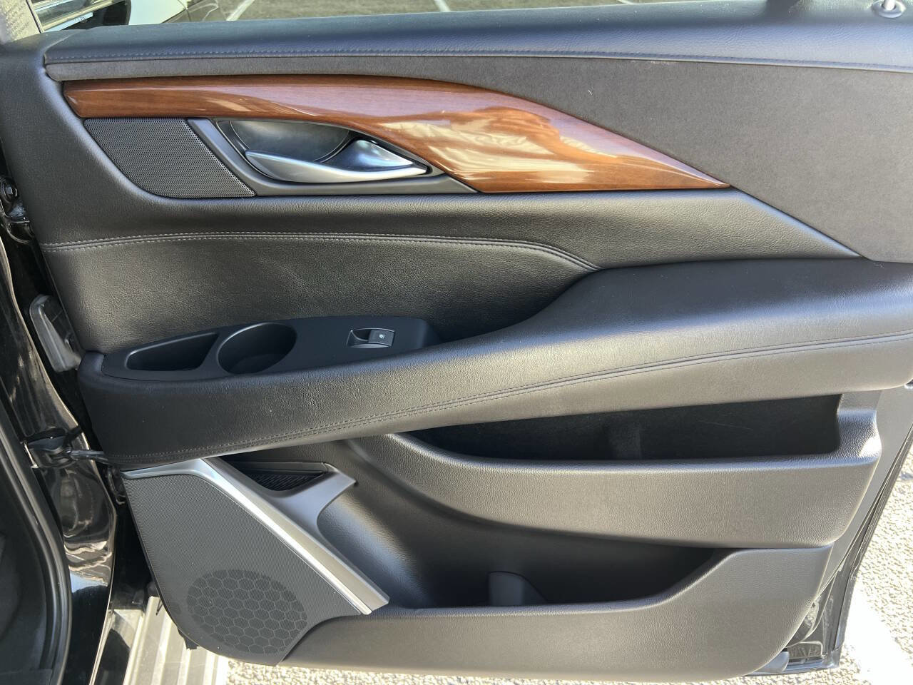 Used 2017 Cadillac Escalade ESV Luxury image 25