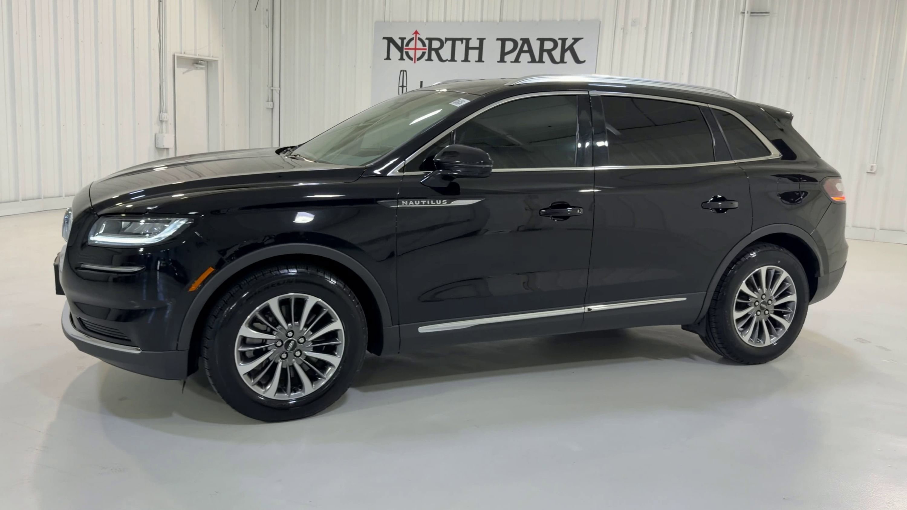 Used 2023 Lincoln Nautilus FWD w/ Premium Package image 6