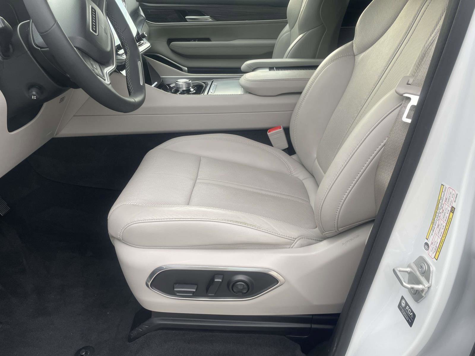 Used 2024 Jeep Wagoneer Series II w/ Flexible Seating Group RWD image 12