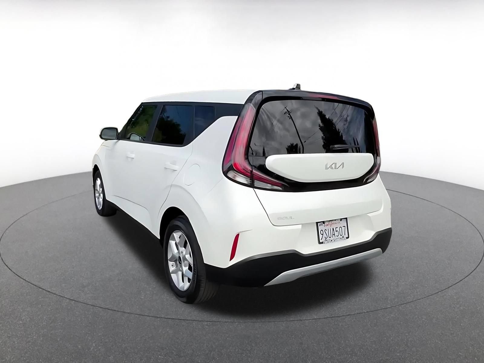 Used 2025 Kia Soul LX w/ LX Technology Package FWD image 11