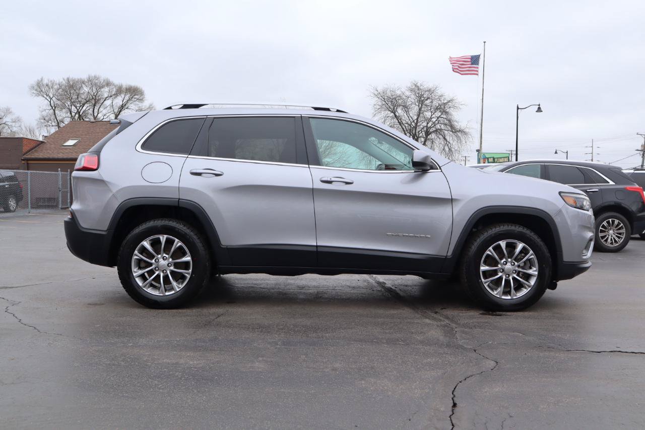 Used 2019 Jeep Cherokee Latitude Plus w/ Cold Weather Group AWD/4WD image 6