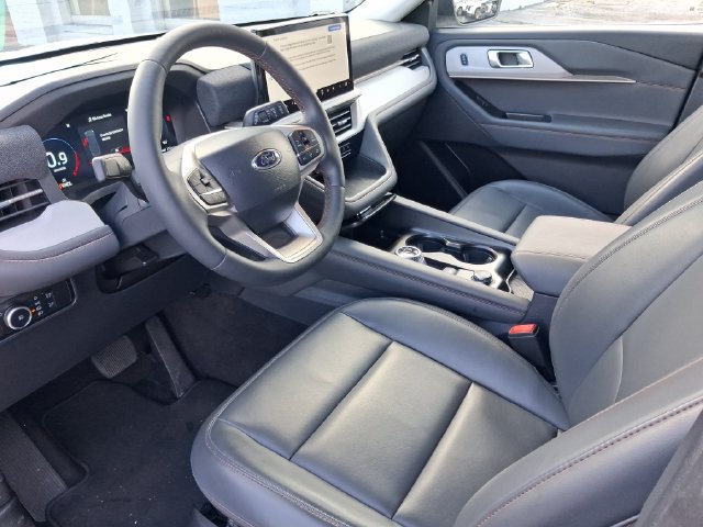 Used 2025 Ford Explorer Active w/ Active Comfort Package RWD image 11