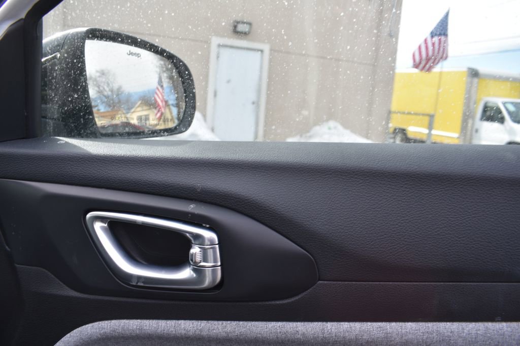 Used 2025 Jeep Compass Latitude image 19