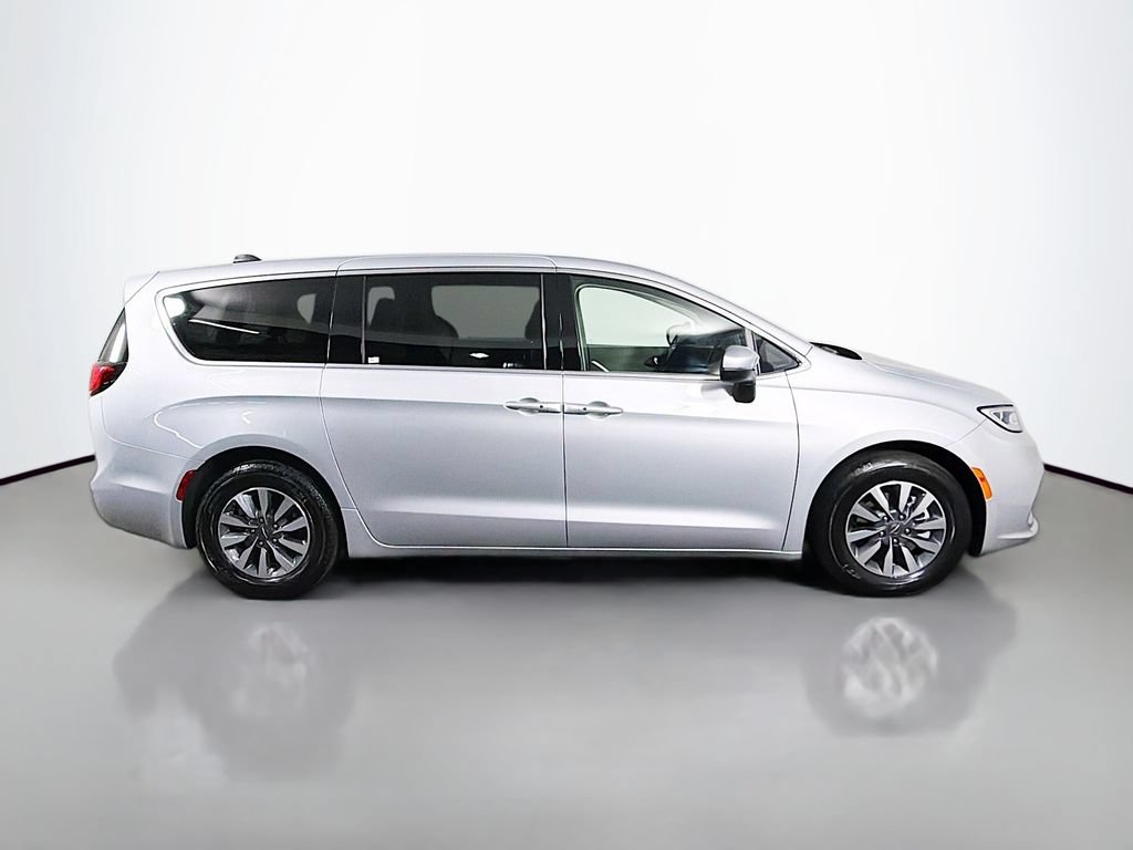 Used 2023 Chrysler Pacifica Touring-L FWD image 8