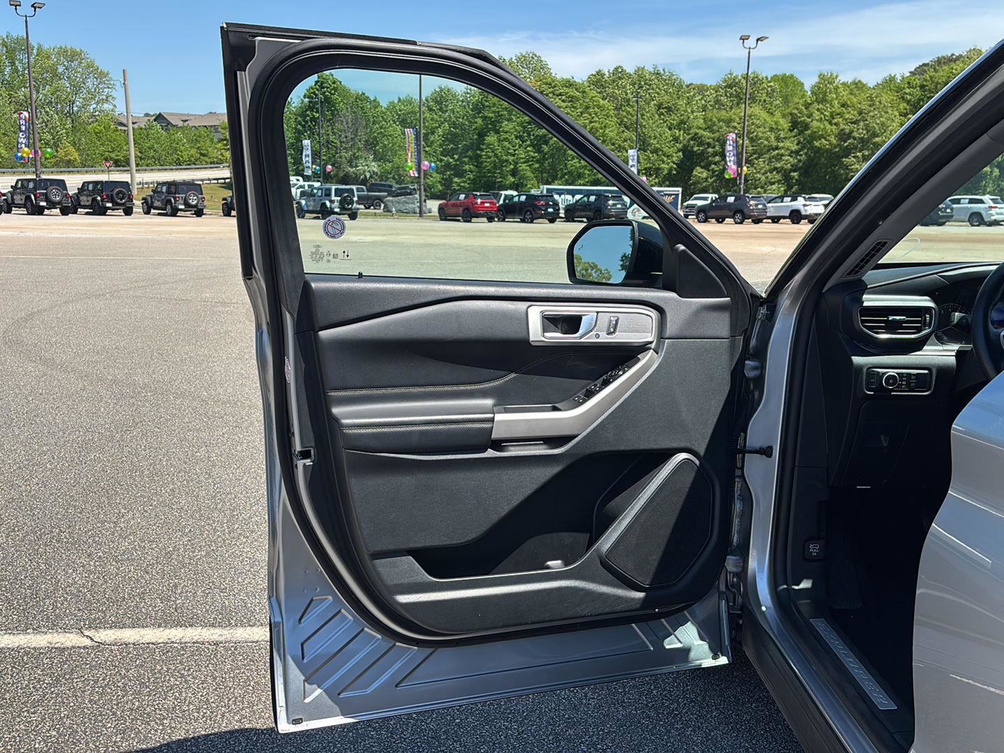 Used 2023 Ford Explorer Limited image 9