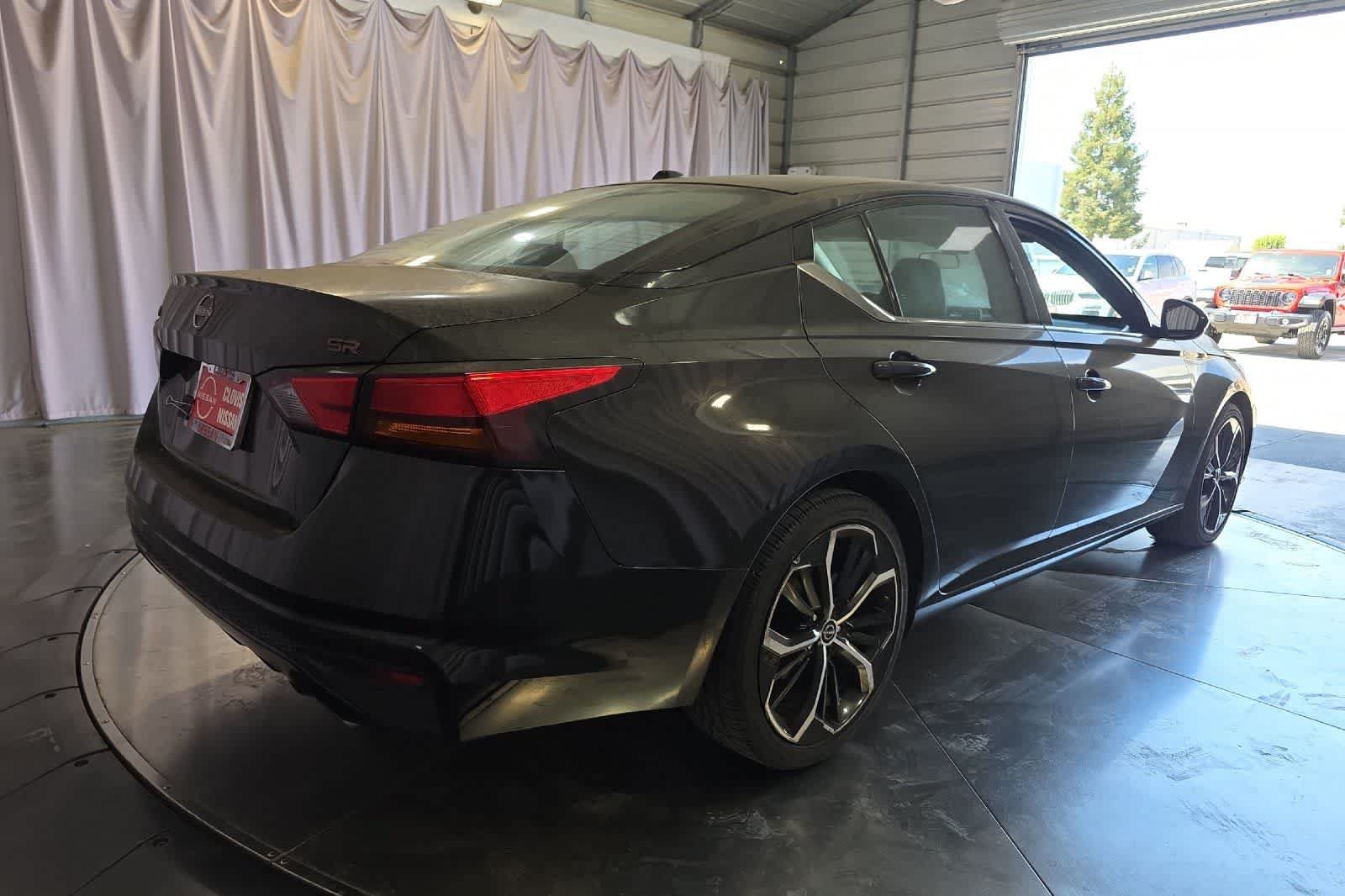Used 2023 Nissan Altima 2.5 SR FWD image 3