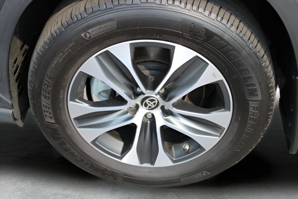 Used 2025 Toyota Highlander XLE AWD/4WD image 3