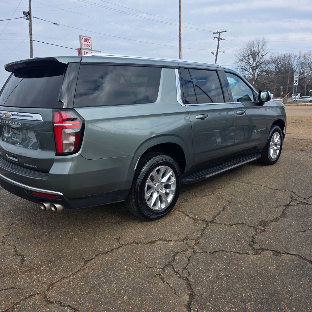 Used 2023 Chevrolet Suburban Premier RWD image 3