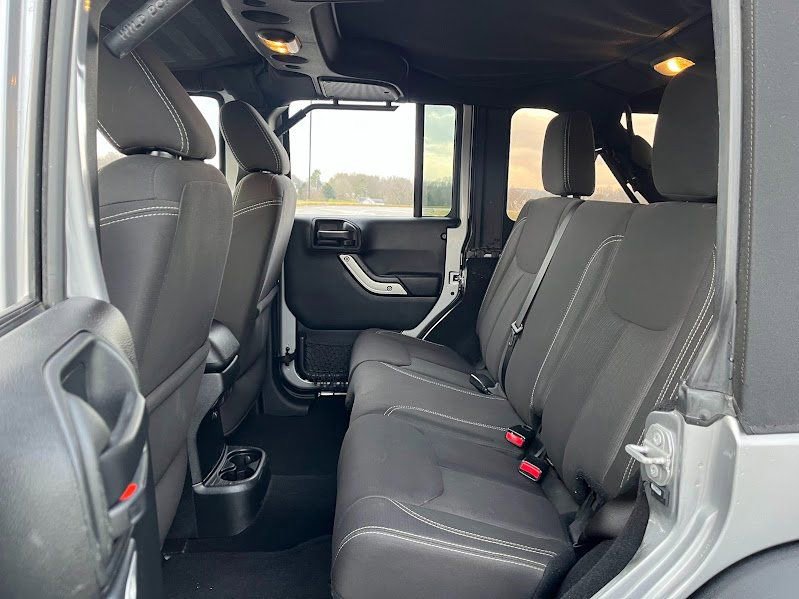 Used 2017 Jeep Wrangler Unlimited Rubicon w/ Connectivity Group image 40