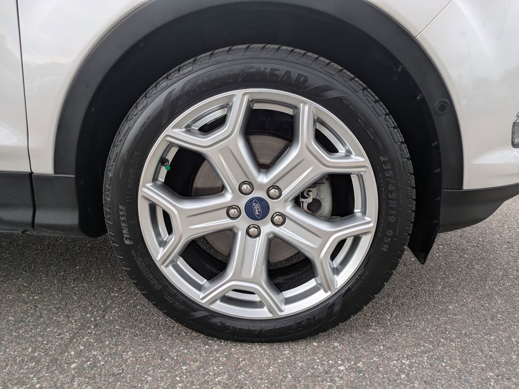 Used 2019 Ford Escape Titanium image 10