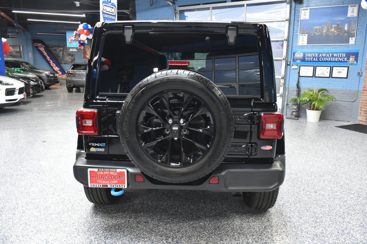 Used 2024 Jeep Wrangler Unlimited Sahara w/ Technology Group image 8