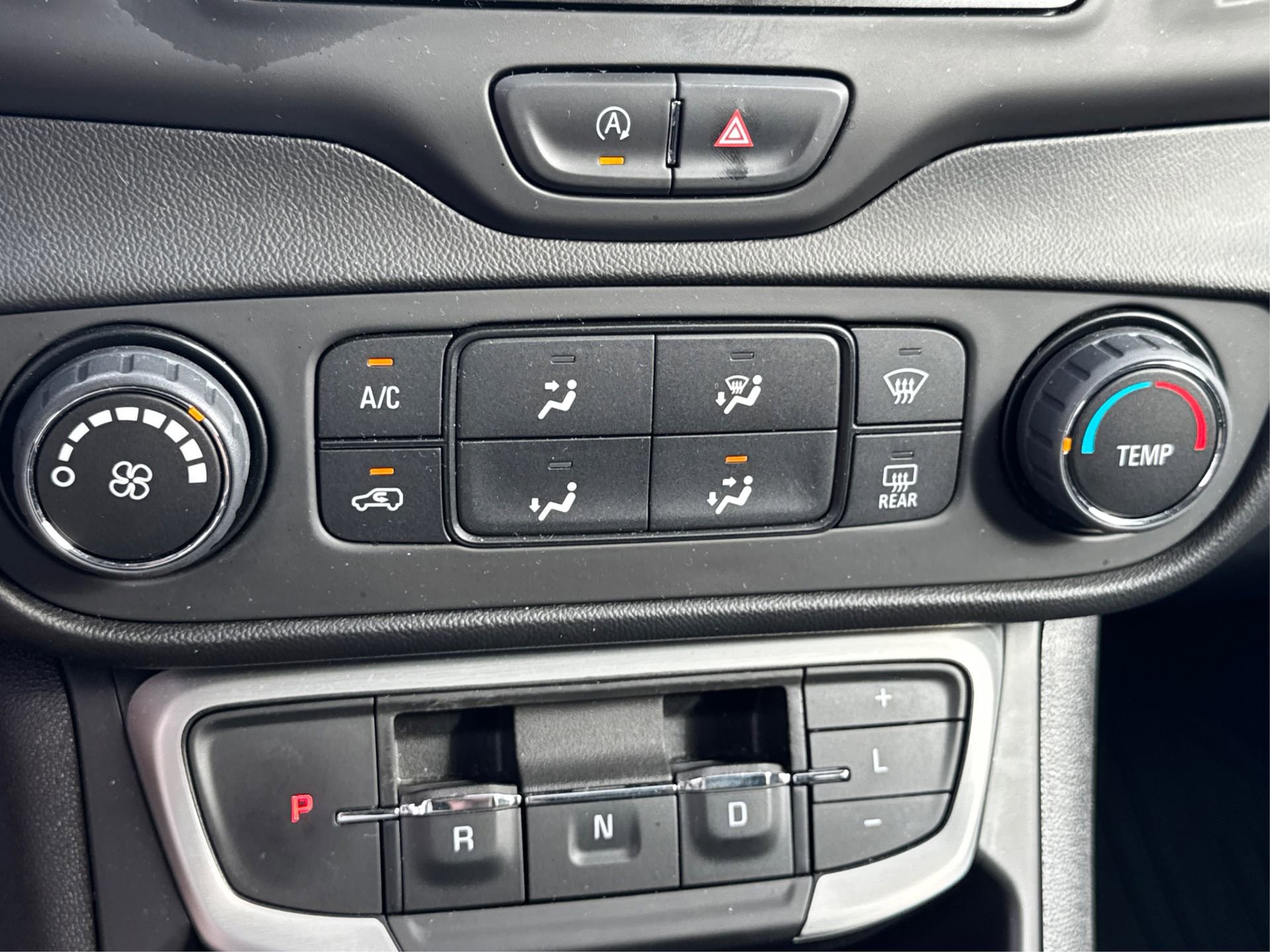 Used 2022 GMC Terrain SLE w/ Elevation Edition image 30