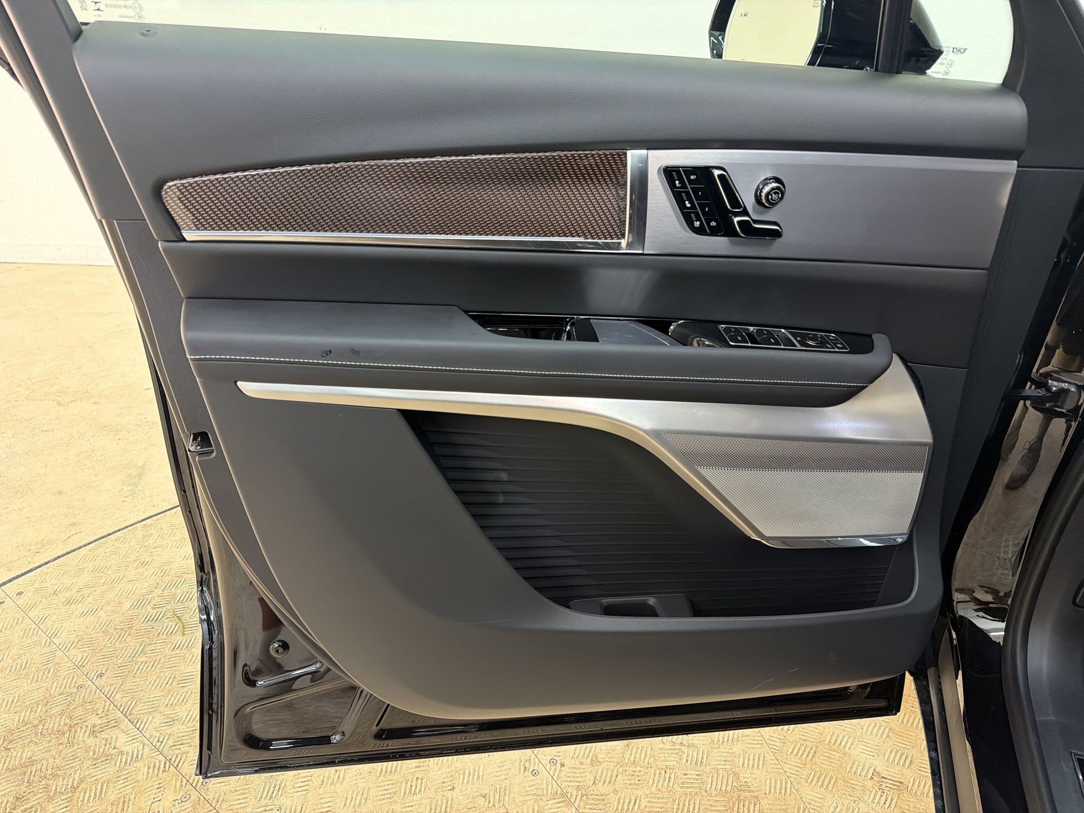 New 2027 Cadillac Vistiq Sport w/ LPO, Floor Liner Package AWD/4WD image 14
