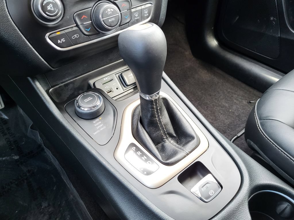 Used 2016 Jeep Cherokee Limited AWD/4WD image 11