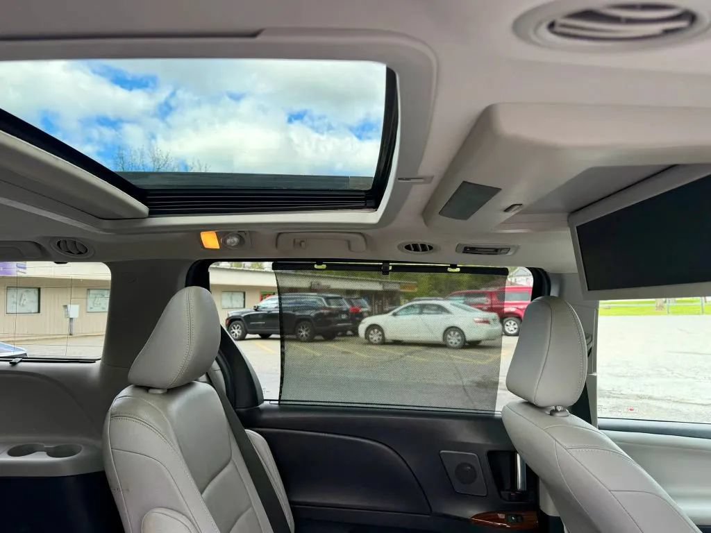 Used 2015 Toyota Sienna Limited Premium FWD image 30