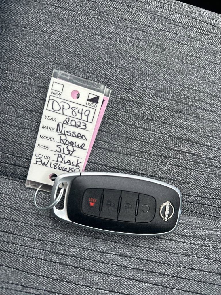 Used 2023 Nissan Rogue SV image 34