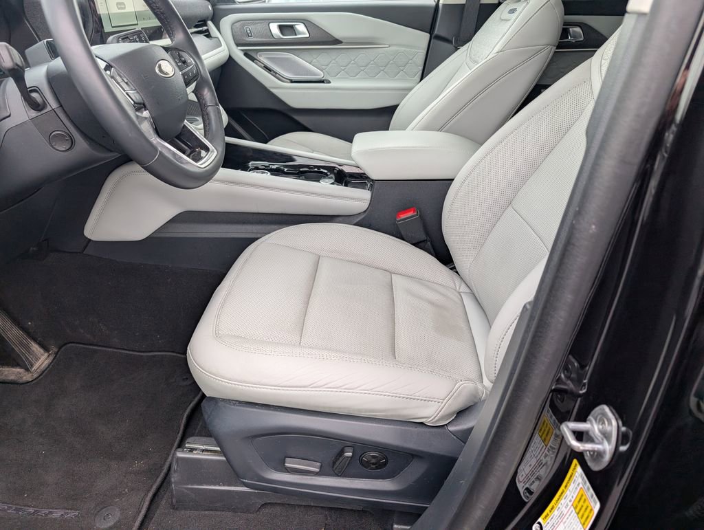 Used 2025 Ford Explorer Platinum w/ Ultimate Package image 14
