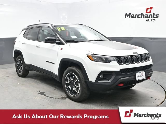 Used 2025 Jeep Compass Trailhawk AWD/4WD image 1