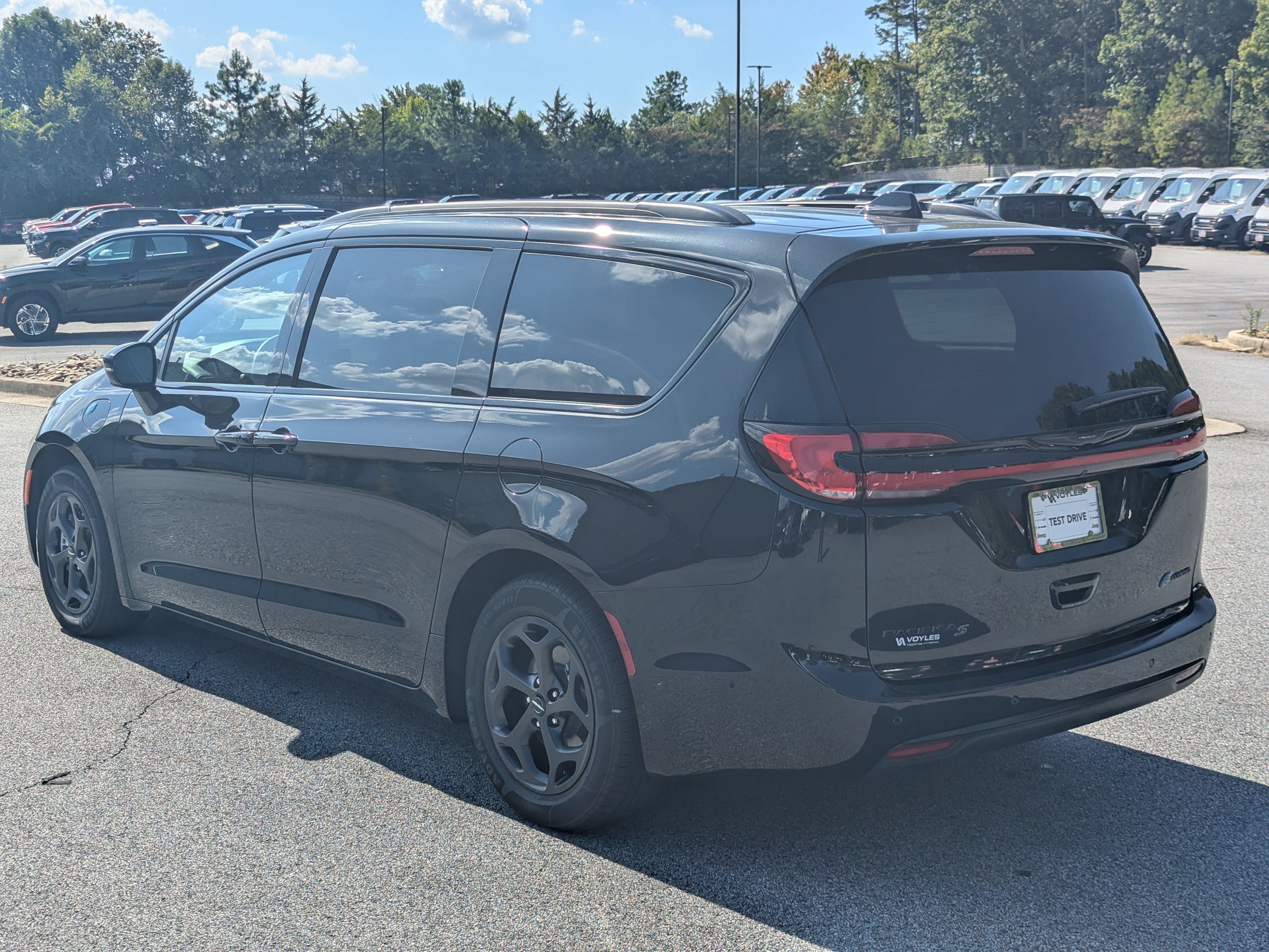 Used 2023 Chrysler Pacifica Limited w/ S Appearance Package FWD image 6