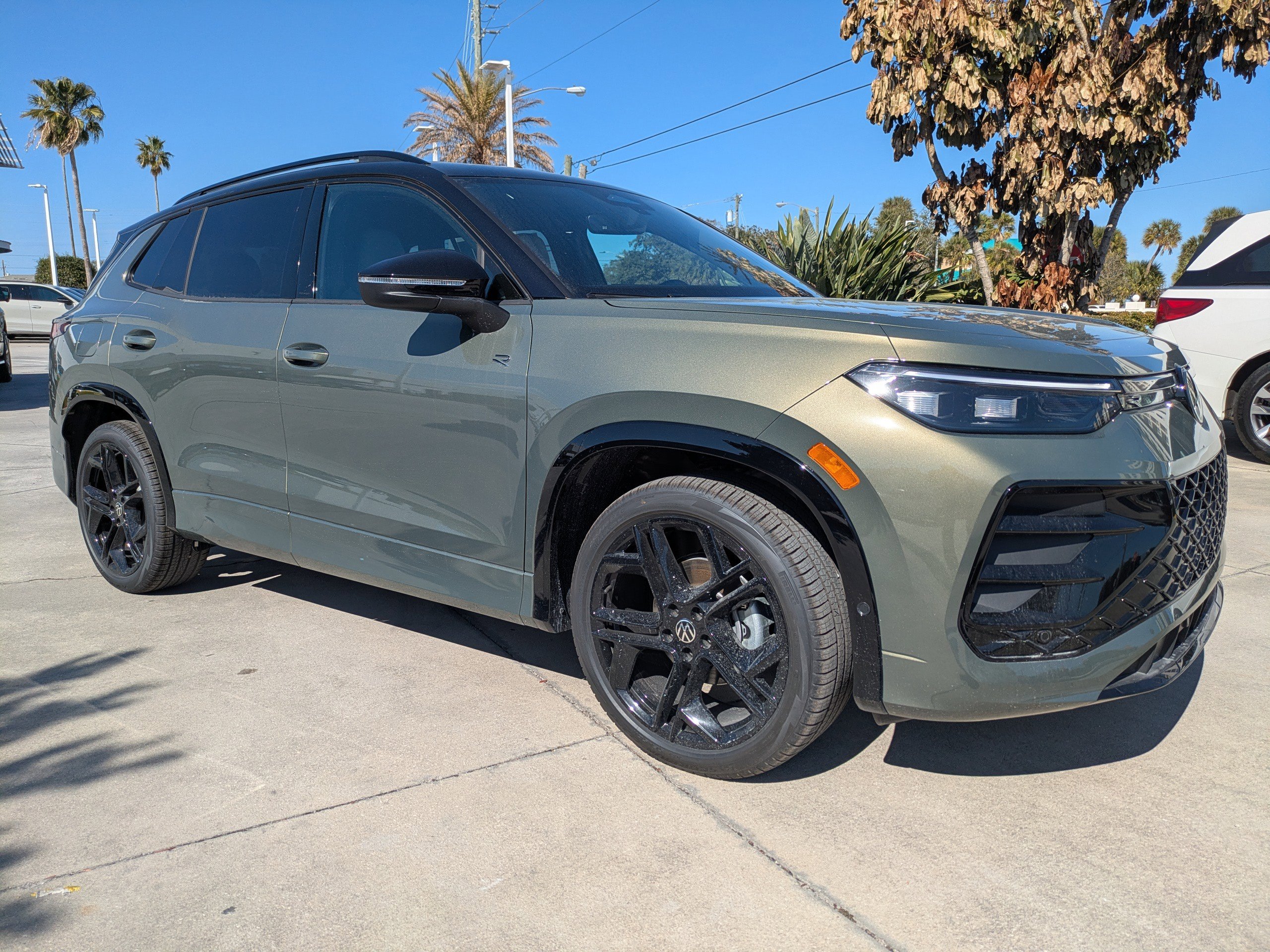 New 2026 Volkswagen Tiguan SE R-Line image 2