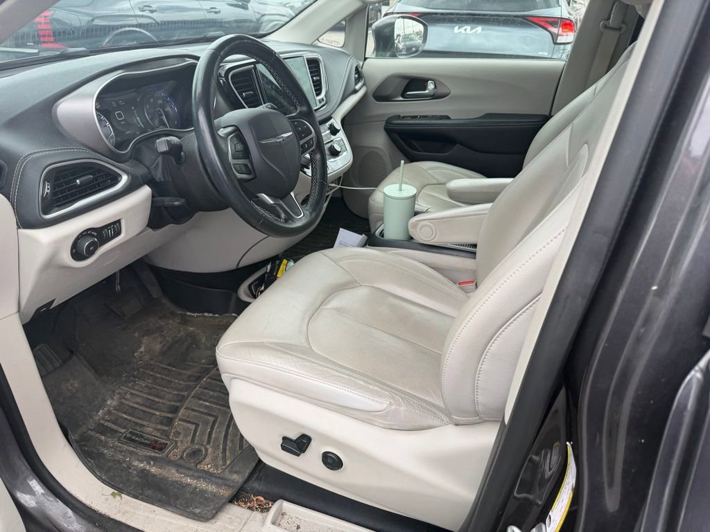Used 2021 Chrysler Pacifica Touring-L FWD image 5