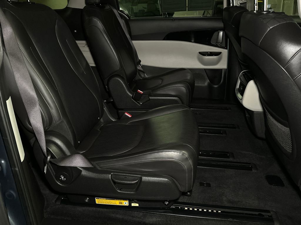Used 2024 Kia Carnival EX FWD image 13