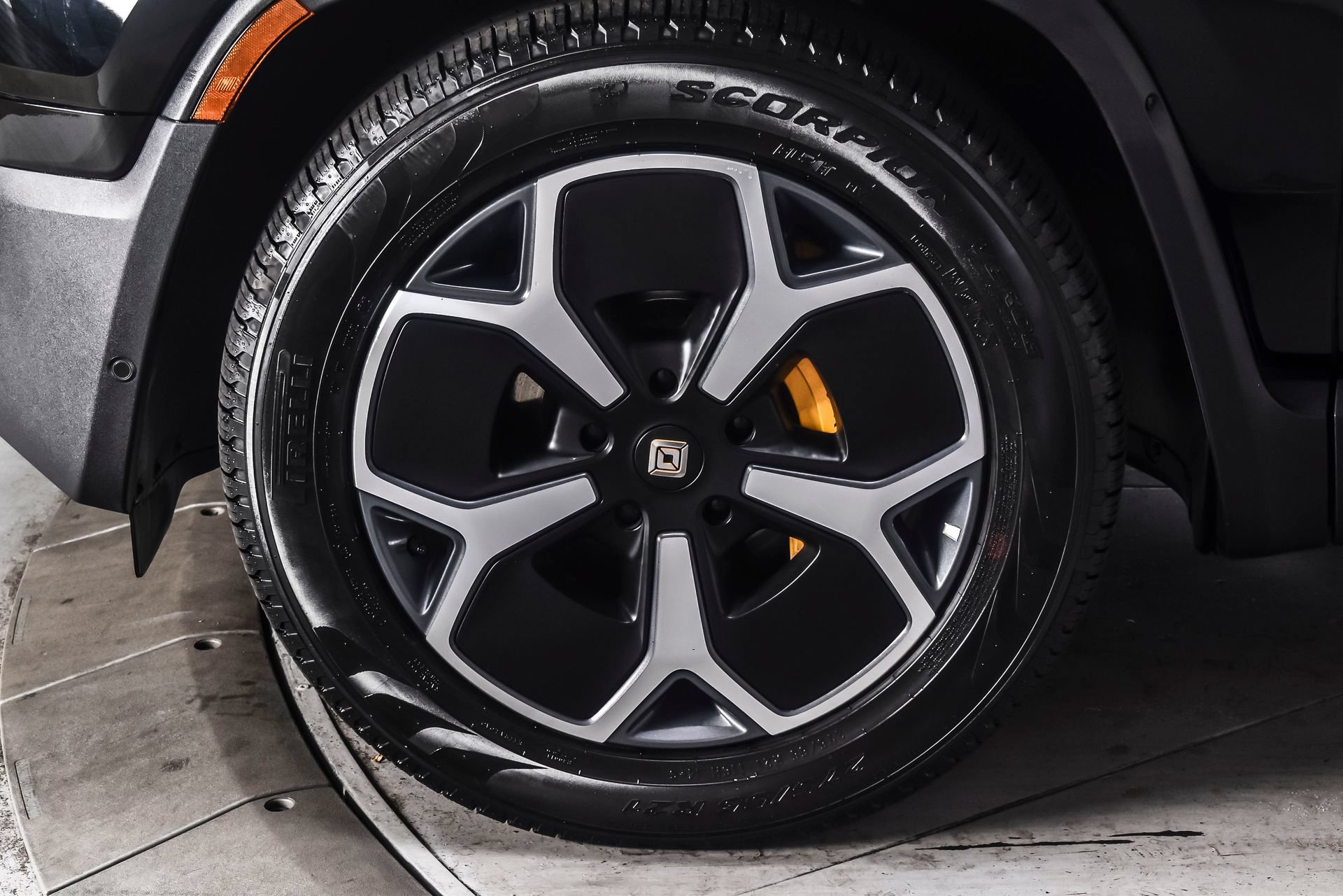 Used 2024 Rivian R1S Adventure AWD/4WD image 9