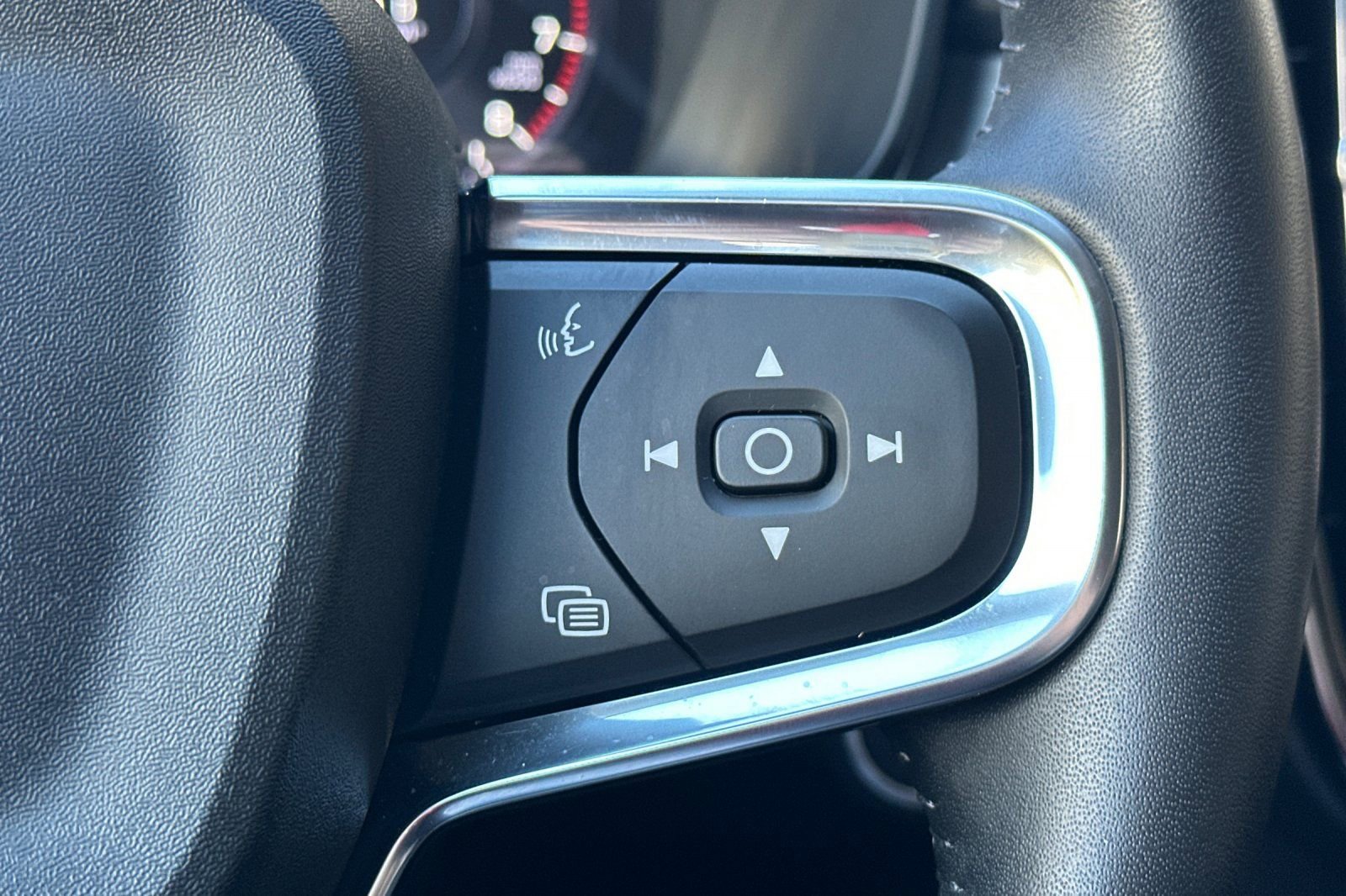 Used 2021 Volvo XC40 T5 Momentum w/ Premium Package image 33