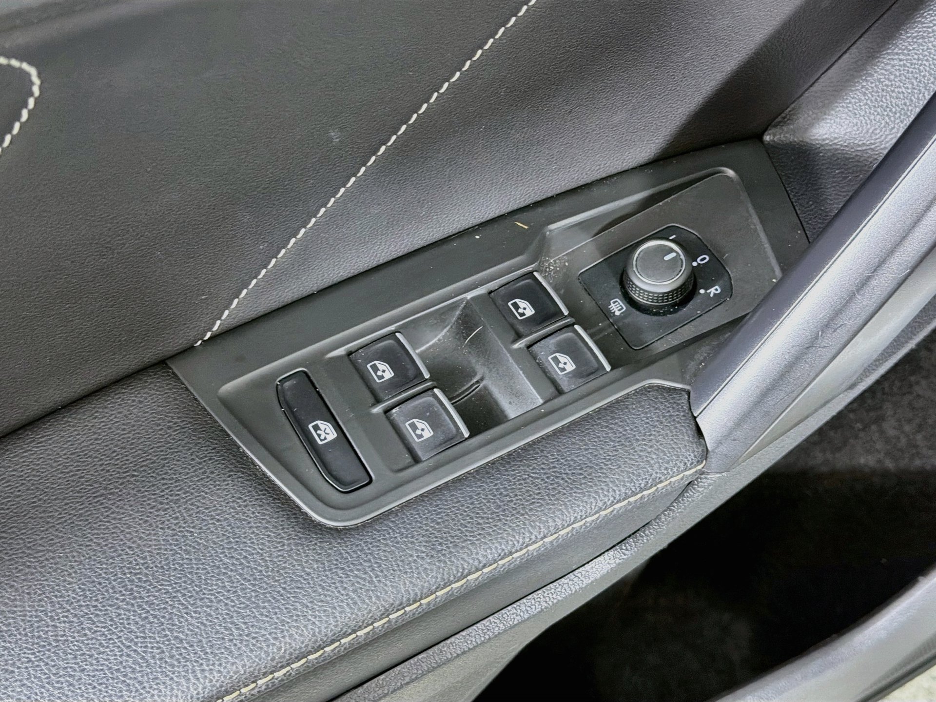 Certified 2023 Volkswagen Tiguan SE R-Line FWD image 15
