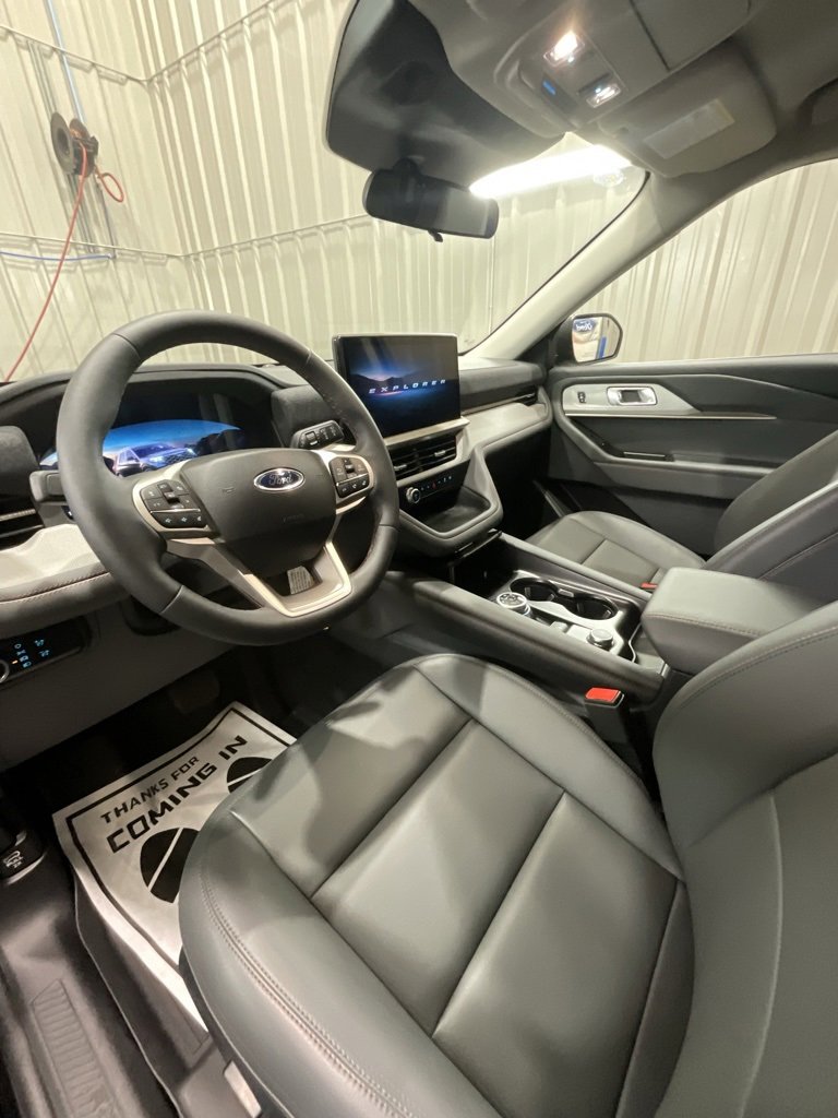 Used 2025 Ford Explorer Active w/ Active Comfort Package image 9