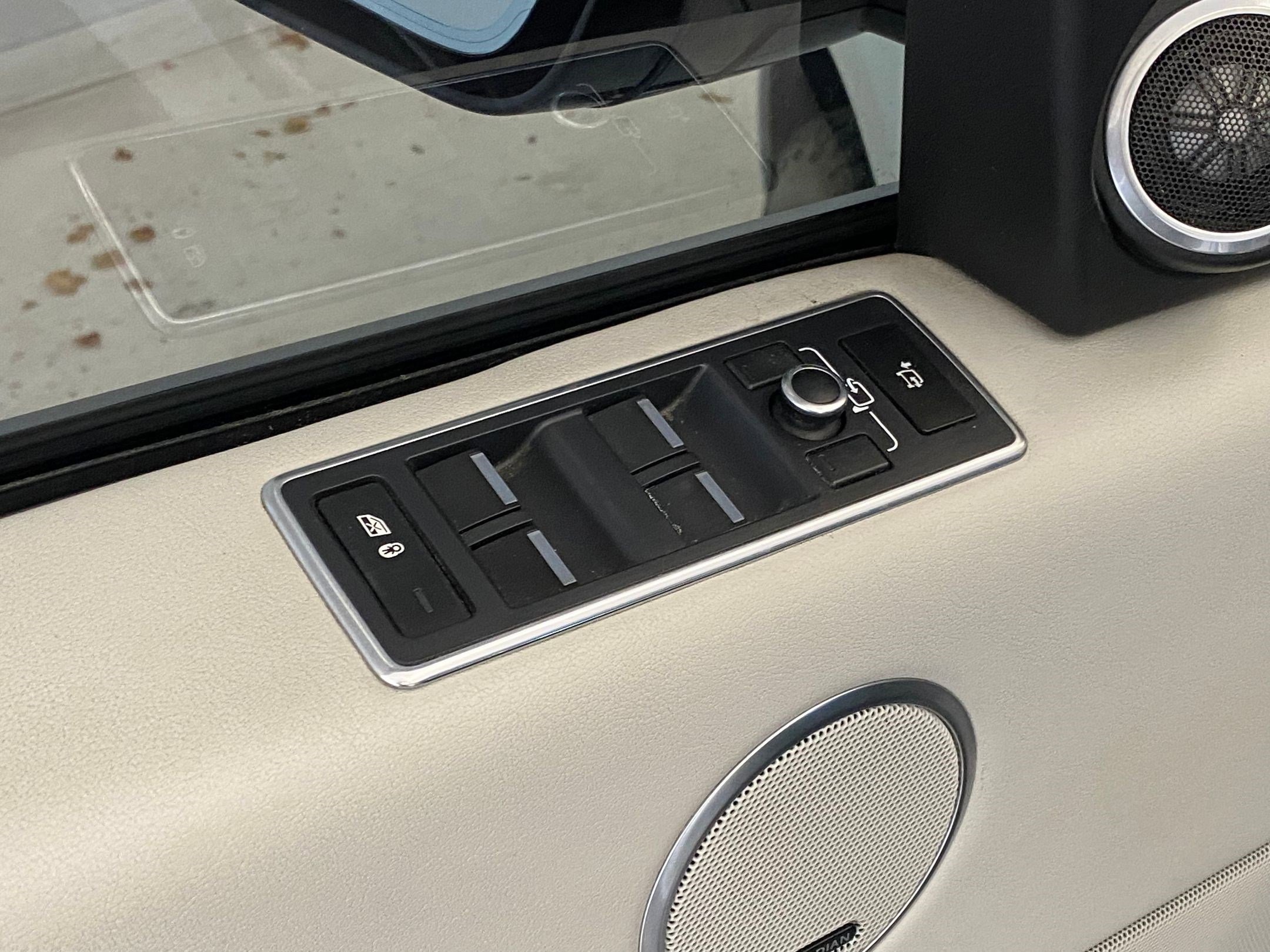 Used 2014 Land Rover Range Rover HSE image 25