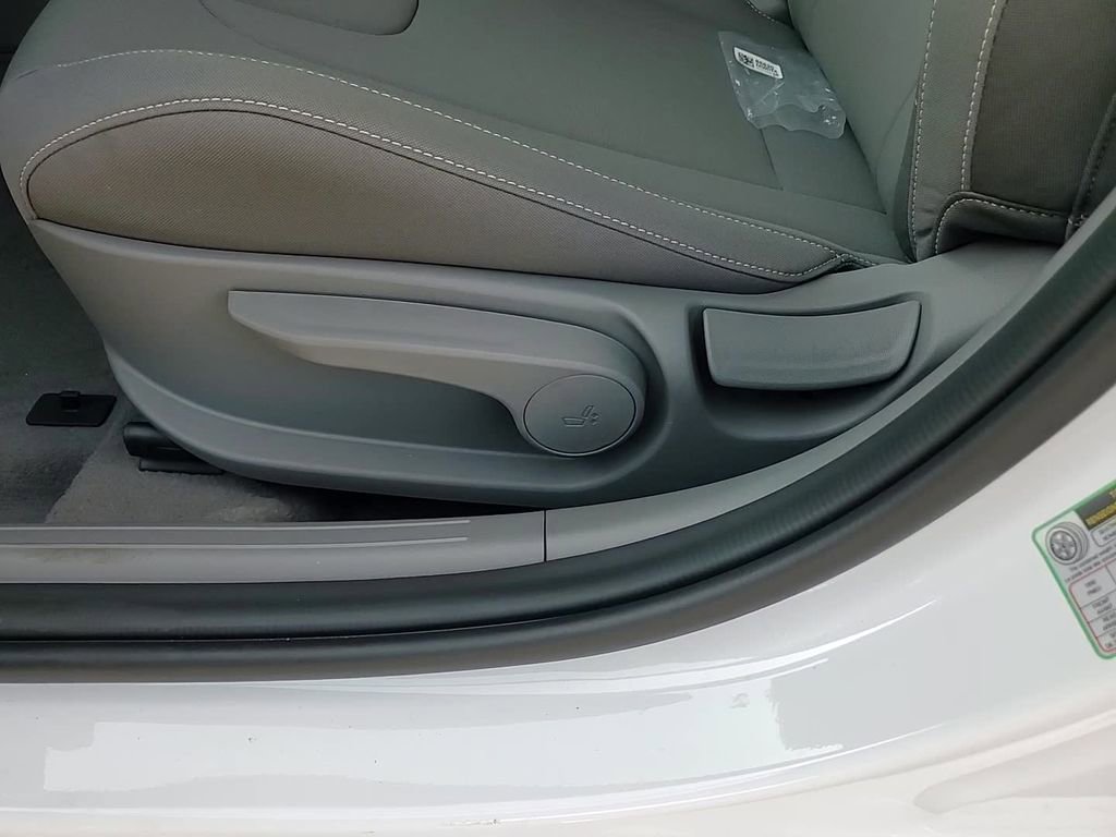 New 2025 Hyundai Elantra Sport image 15