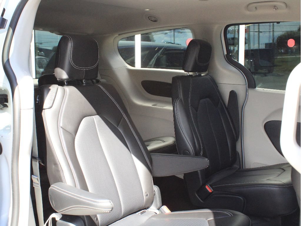 Used 2023 Chrysler Pacifica Touring-L AWD/4WD image 30