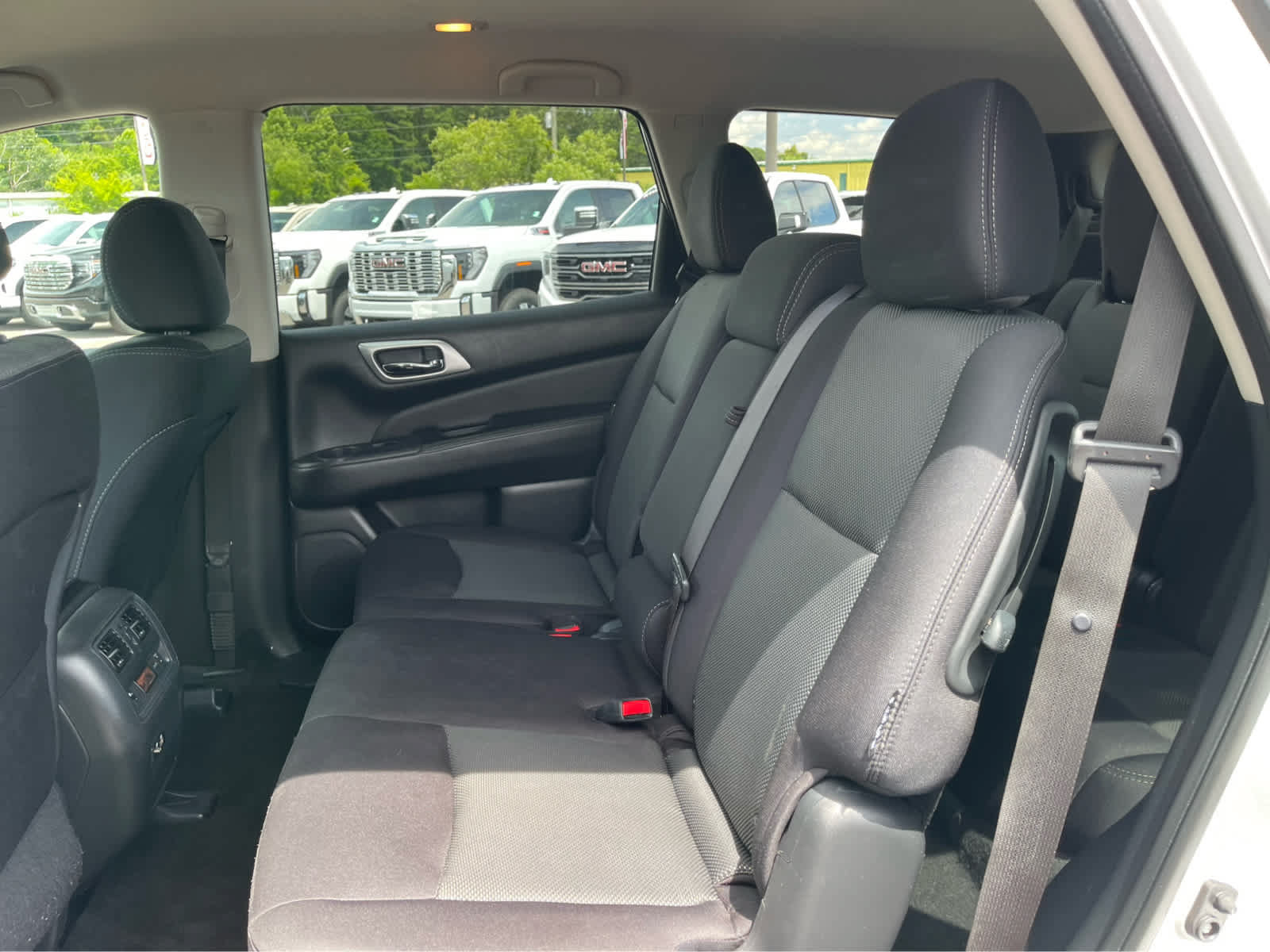 Used 2019 Nissan Pathfinder SV AWD/4WD image 21