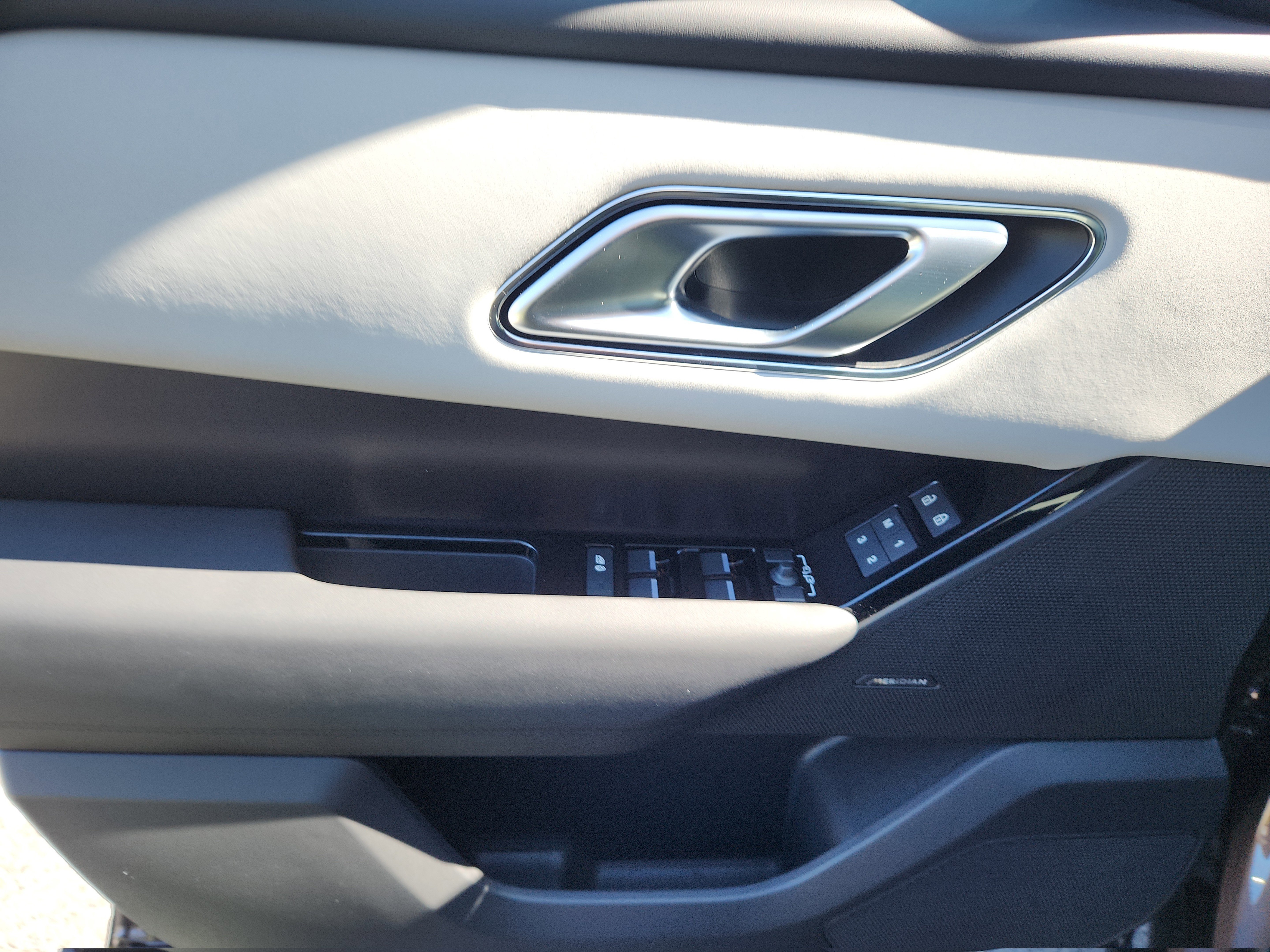 New 2026 Land Rover Range Rover Velar Dynamic SE image 24