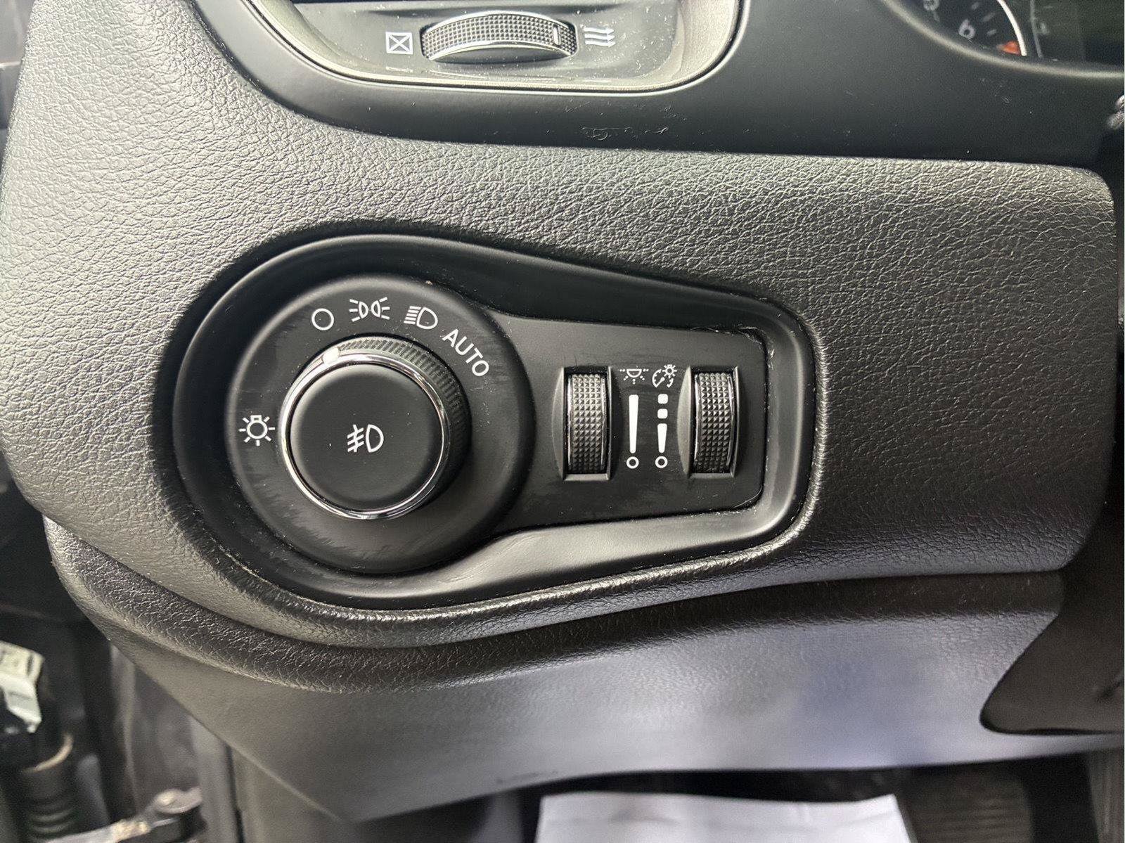 Used 2023 Jeep Renegade Latitude w/ Premium Group AWD/4WD image 18