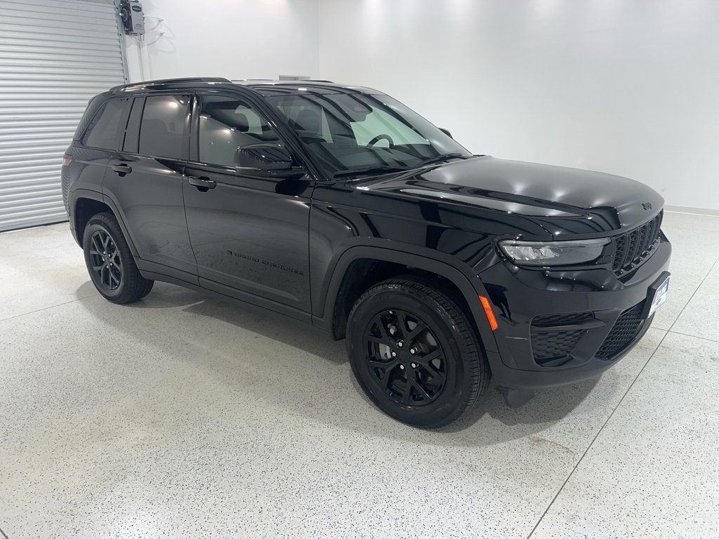 Used 2025 Jeep Grand Cherokee Altitude AWD/4WD image 8