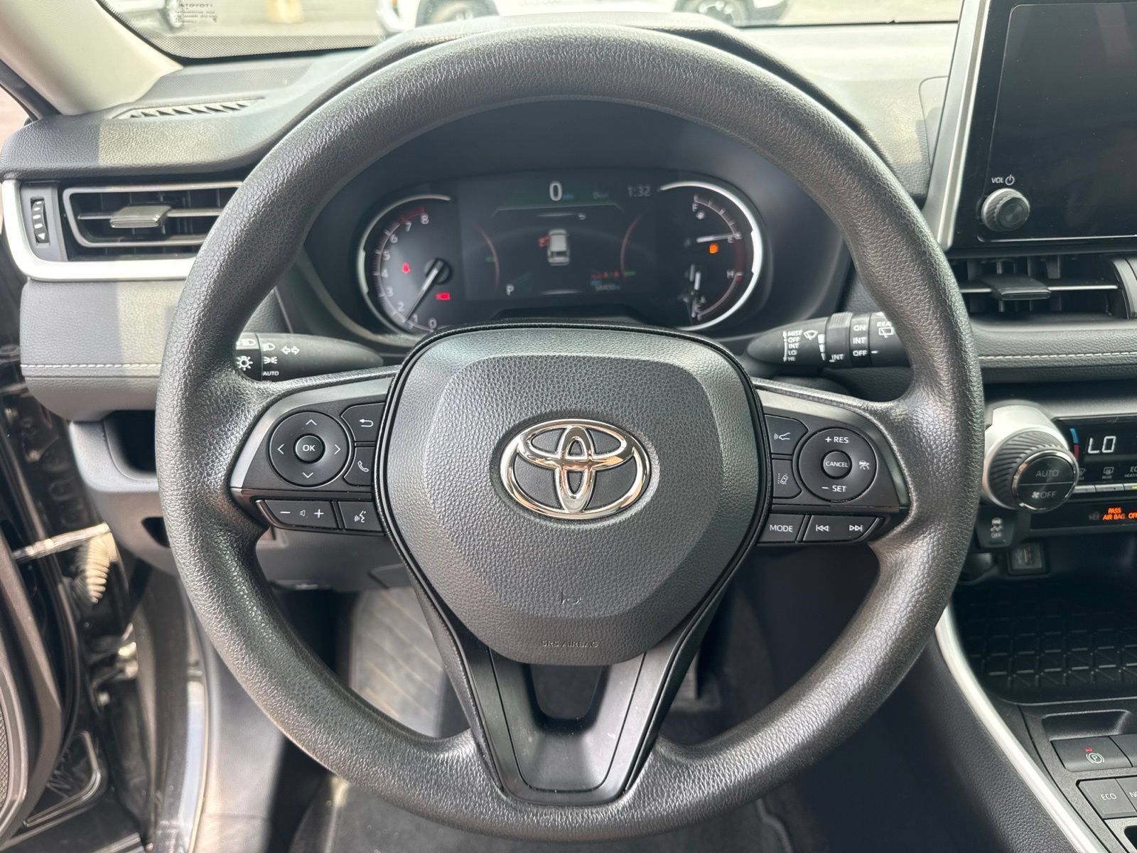 Used 2024 Toyota RAV4 XLE FWD image 17