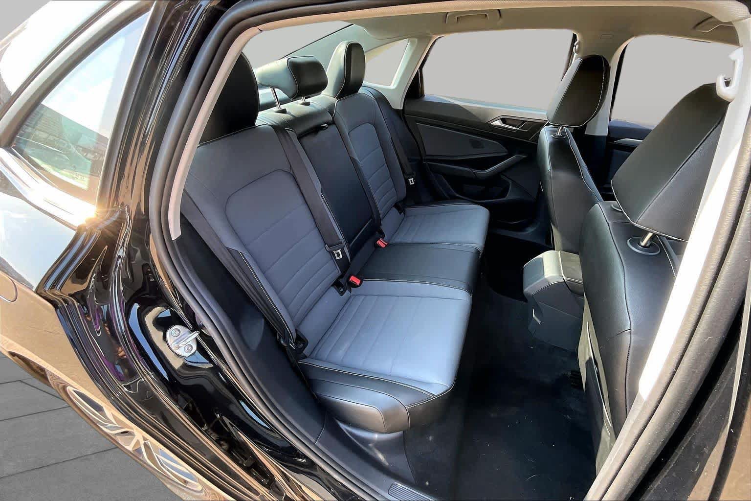Used 2025 Volkswagen Jetta SE FWD image 18
