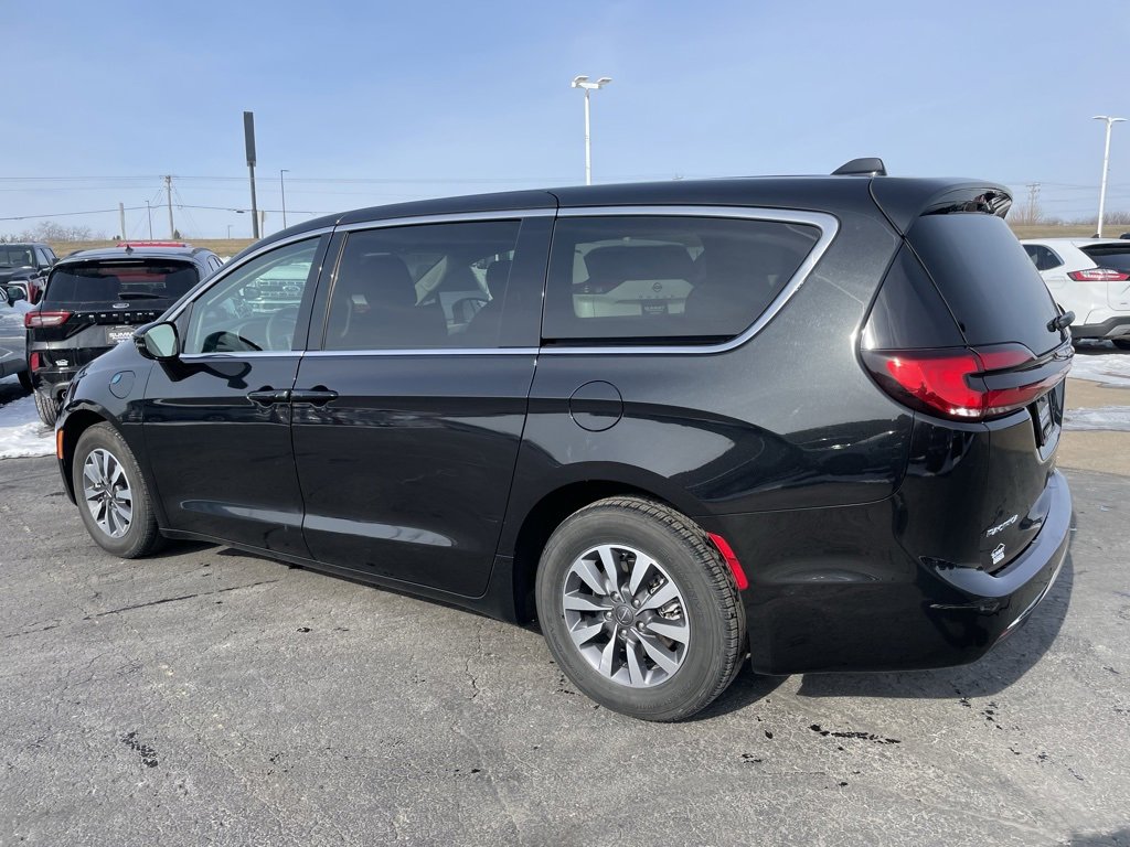 Used 2024 Chrysler Pacifica Select image 6