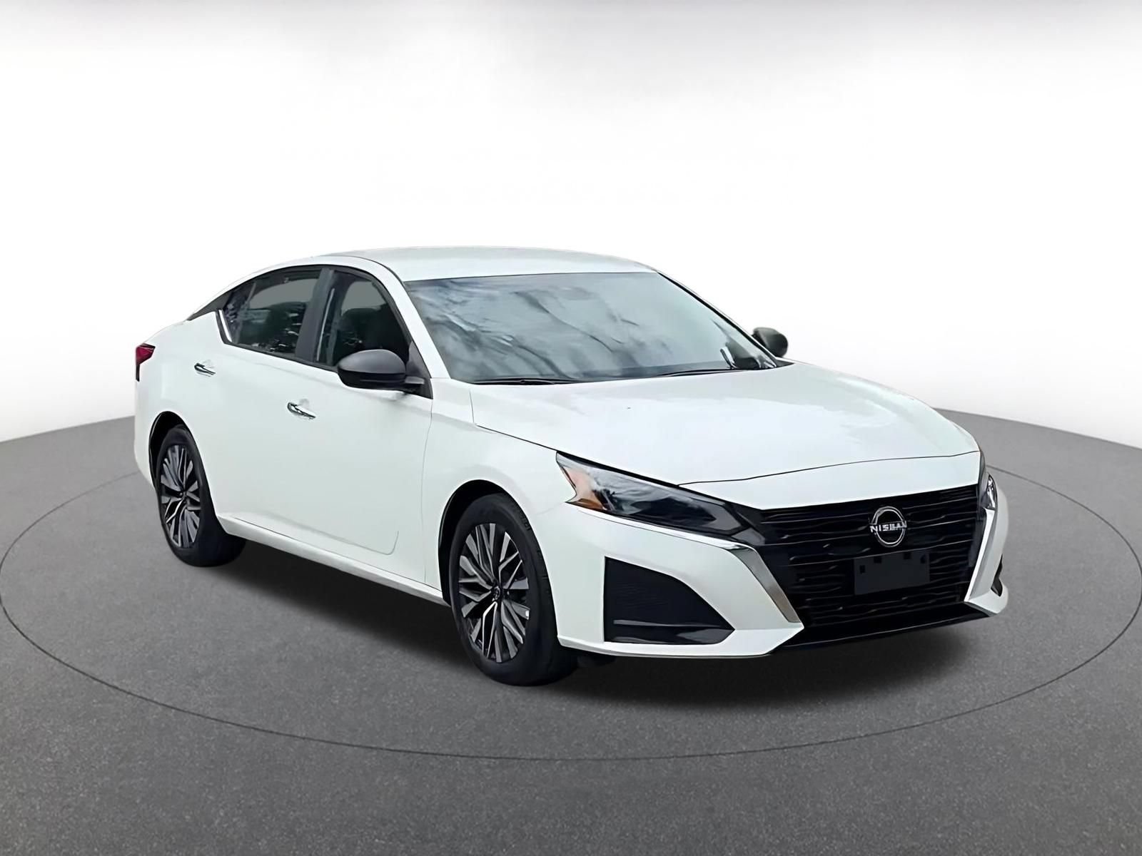 Used 2025 Nissan Altima 2.5 SV FWD image 3