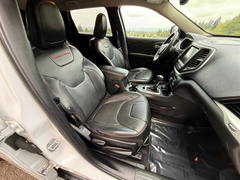 Used 2015 Jeep Cherokee Trailhawk w/ Comfort/Convenience Group AWD/4WD image 13